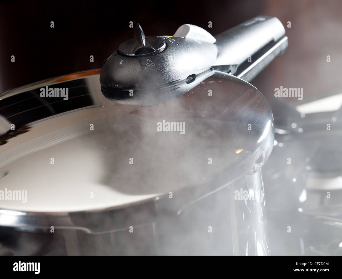 S'échappant des couvercle d'autocuiseur avec reflet de cuisine moderne Banque D'Images S'échappant des couvercle d'autocuiseur avec reflet de cuisine moderne Banque D'Images