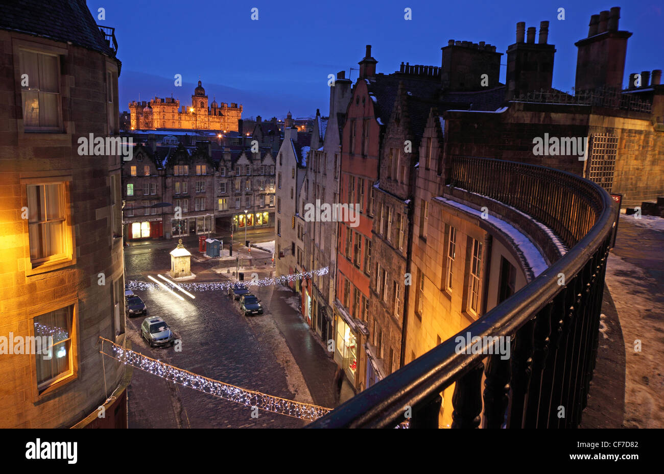 Rue Victoria à la recherche jusqu'à la Grassmarket, Édimbourg, Écosse, Royaume-Uni au crépuscule sur la ville @HotpixUK Banque D'Images