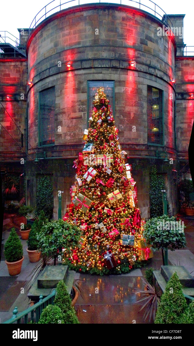 Arbre de Noël du Club Dome, Édimbourg, Écosse en rouge, éclairé par des lumières Banque D'Images