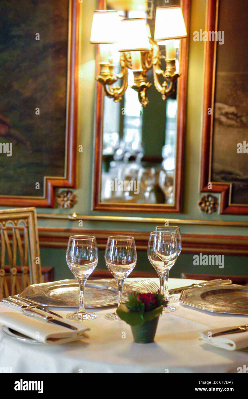 PARIS, France - décor de table au sein du restaurant français classique, Lapérouse, cuisine fine élégante, cadre luxueux Banque D'Images