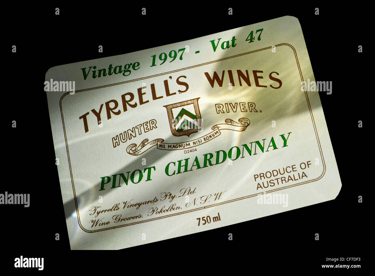 Ombre d'un verre de vin sur Vins de Tyrrell Pinot '' '' Chardnnay , étiquette bouteille vintage 1997, TVA 47, Hunter Valley Australie Banque D'Images