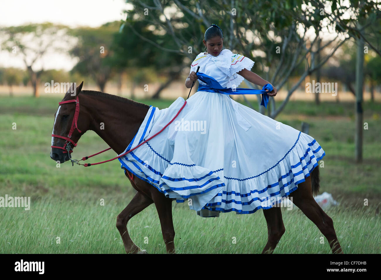 Une danseuse traditionnelle sur un cheval en costume traditionnel Guanacaste personne danse avec plus de femmes. Banque D'Images