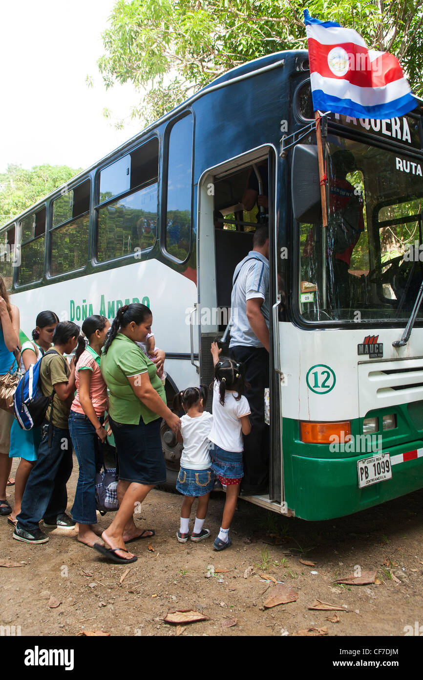 Les passagers et les touristes prendre un bus dans la région de Montezuma sur la Péninsule de Nicoya au Costa Rica Banque D'Images