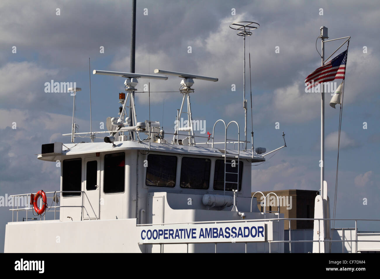 Gros plan du bateau à vapeur dans le port Mississippi River WI Cooperative Ambassador Dresbach l'anneau de sécurité sur le navire aux États-Unis horizontal haute résolution Banque D'Images