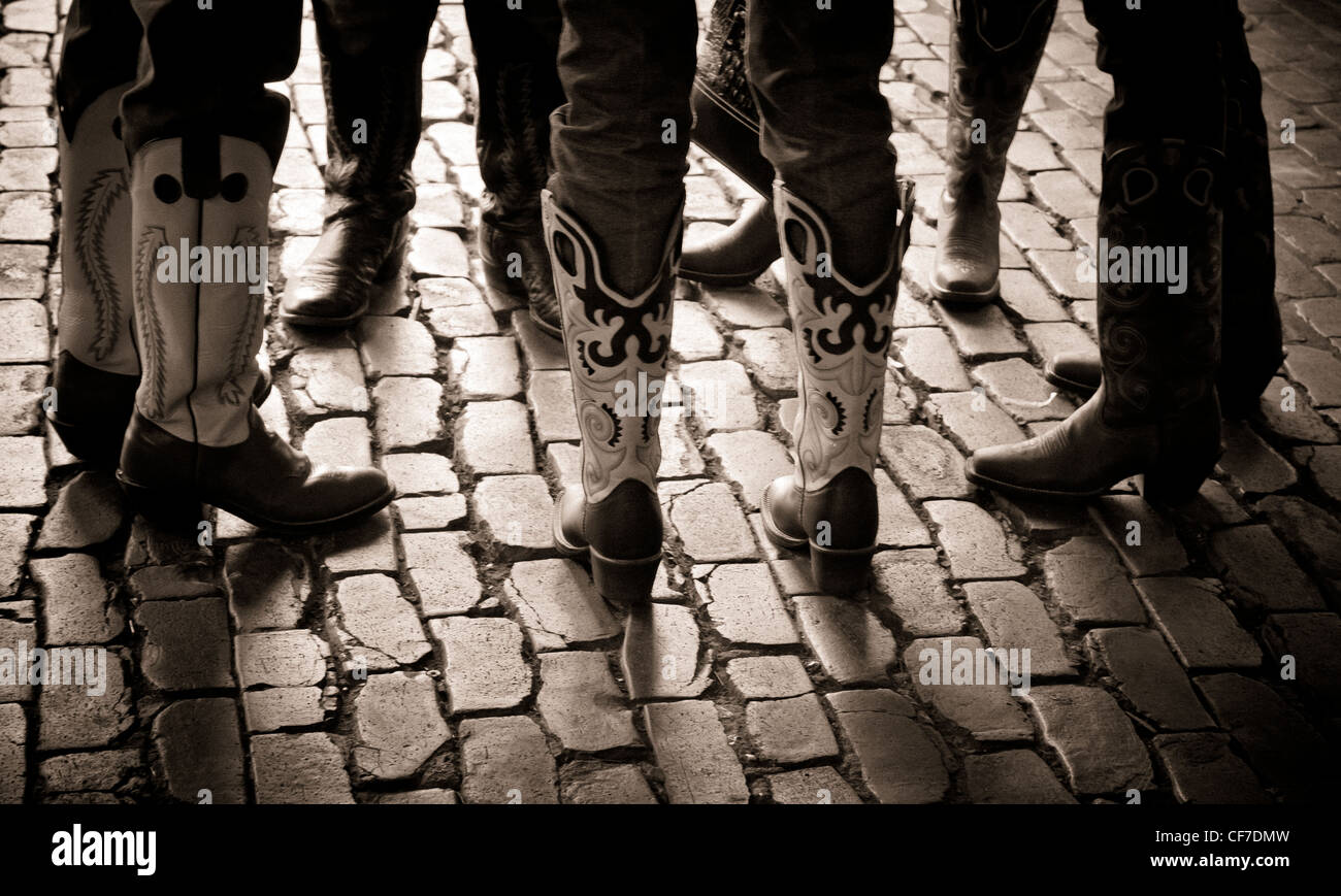 Close up detail du groupe de personnes portant des bottes de cow-boy à l'extérieur de l'historique Fort Worth Stock Yards. Banque D'Images