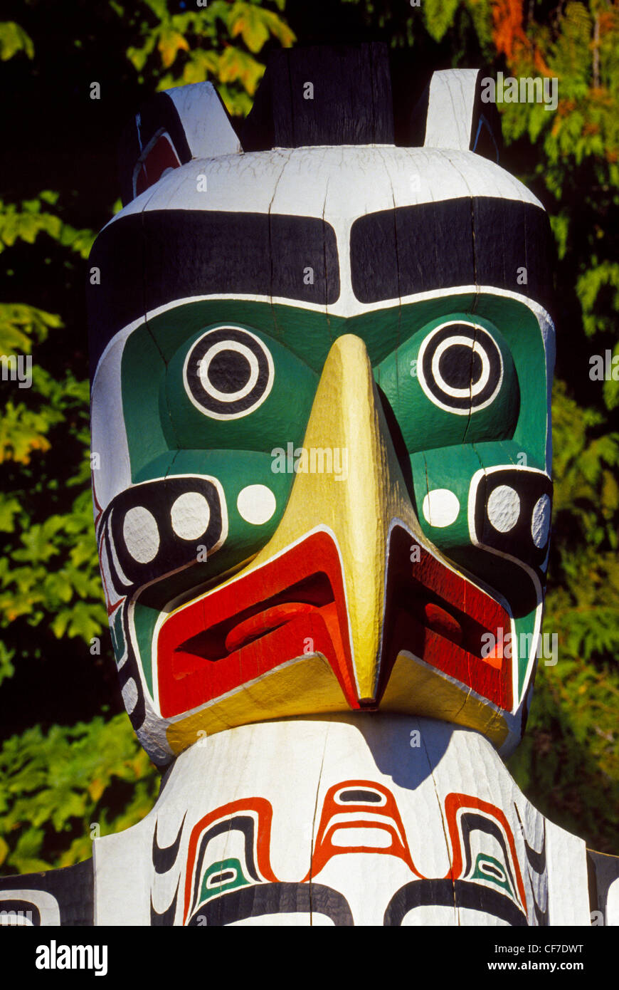 Les figures et les symboles de l'importance pour les peuples des Premières nations sont taillées dans des totems en bois coloré affiché dans Vancouver, Colombie-Britannique, Canada. Banque D'Images