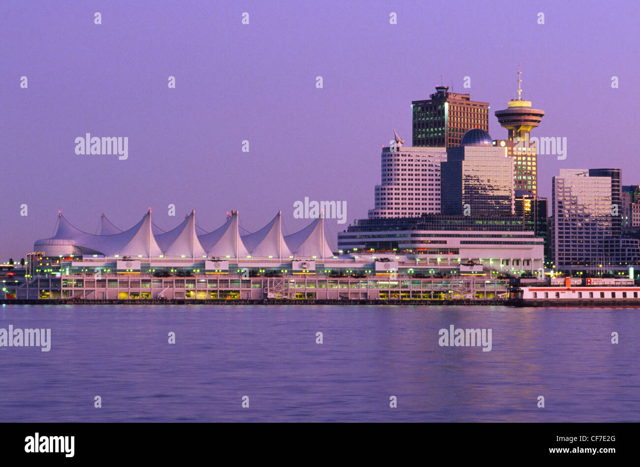 Un soir, la vue s'étend à travers le port de Vancouver au centre-ville et la voile croisière parées de pier en Colombie-Britannique, Canada Banque D'Images