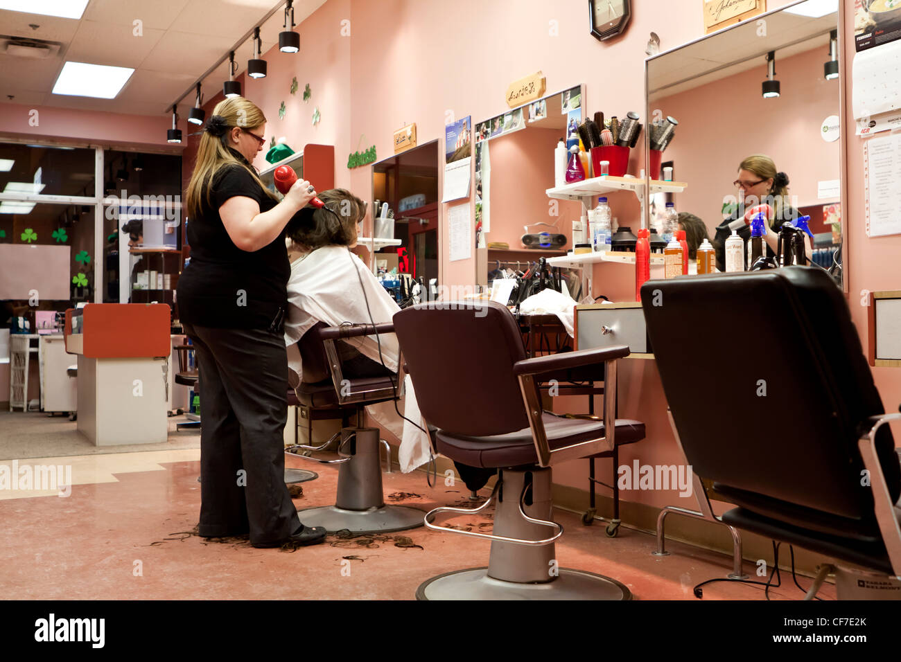 Jeune fille ayant une coupe de cheveux dans un salon de coiffure Banque D'Images
