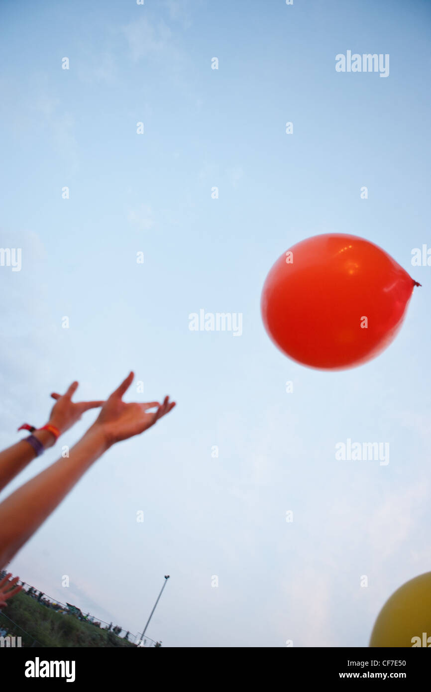 Ballon rouge flottant dans l'air à un concert Banque D'Images