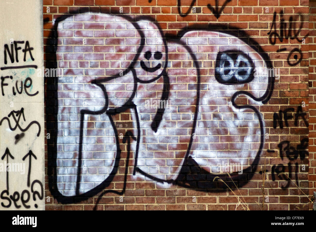 Spray graffiti peint sur un mur en brique dans un entrepôt Shirlington Arlington County zone urbaine non constituées en société Banque D'Images