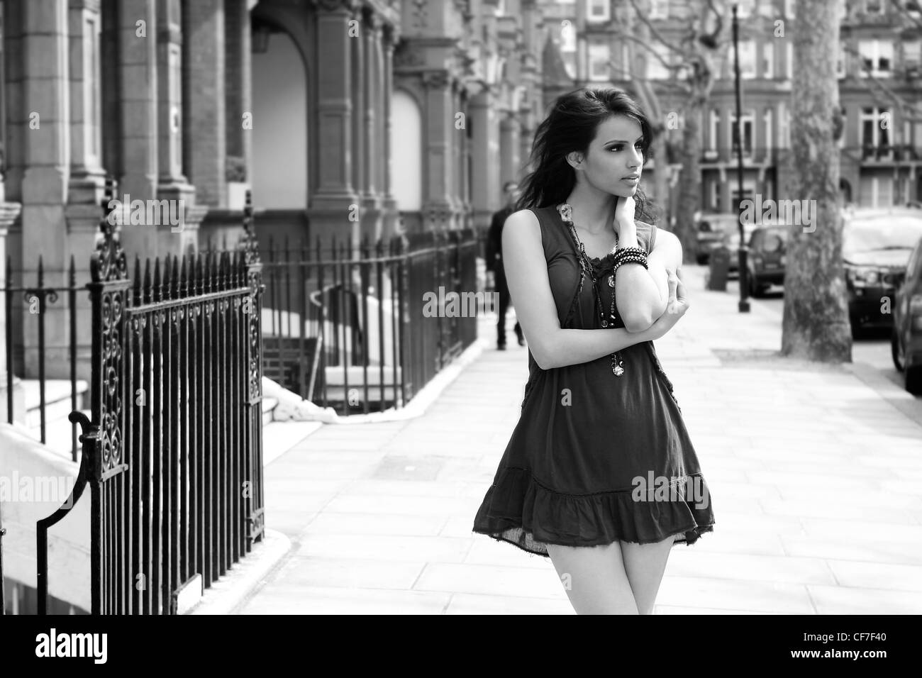 Femme brune cheveux courts Banque d'images noir et blanc - Alamy