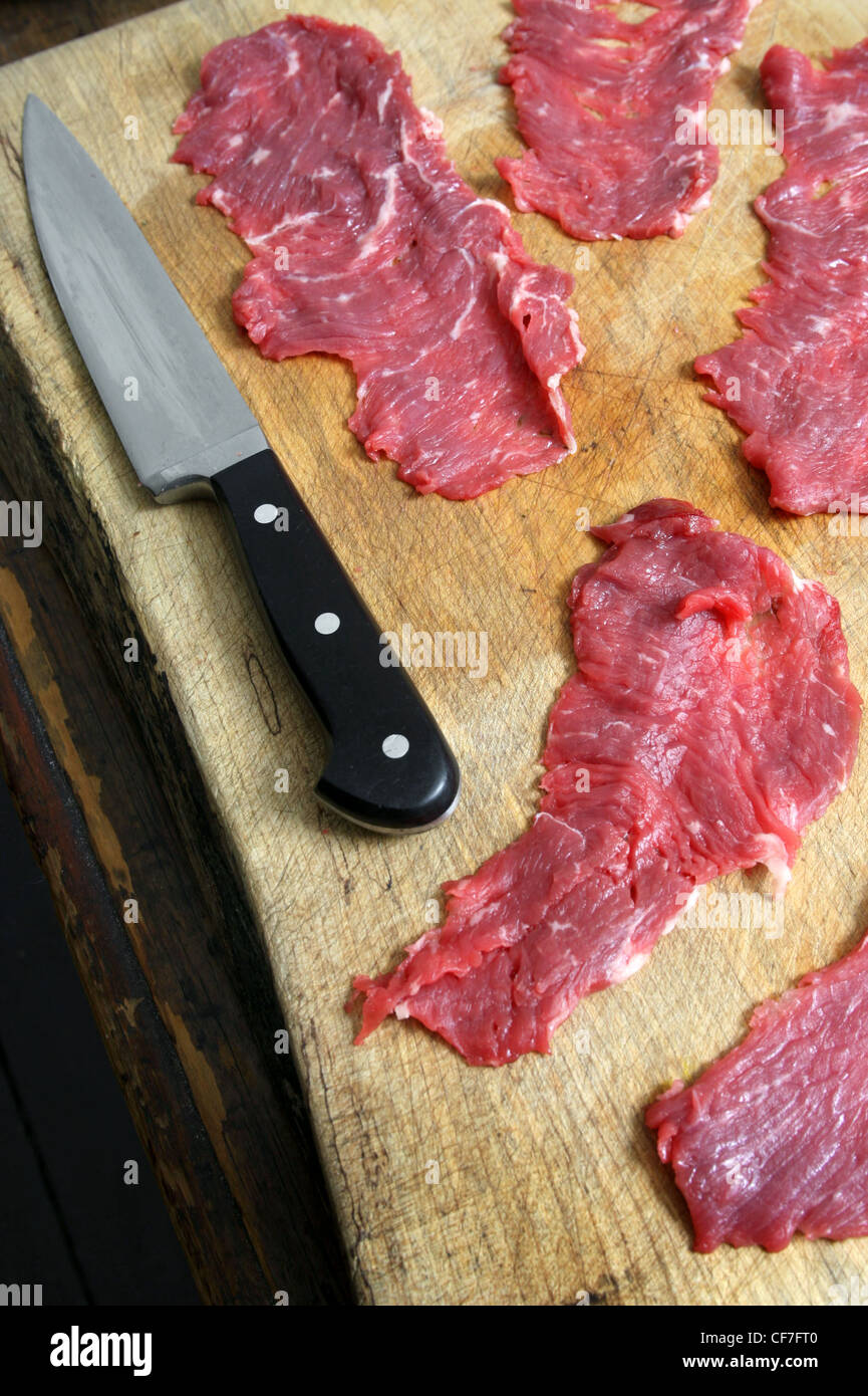 CCHIO, LONDRES SW carpaccio de boeuf poivré de feuilles, de fleurs et de la sauce à la moutarde dessert quatre personnes * Trim lb g de boeuf tende de tranche et Banque D'Images