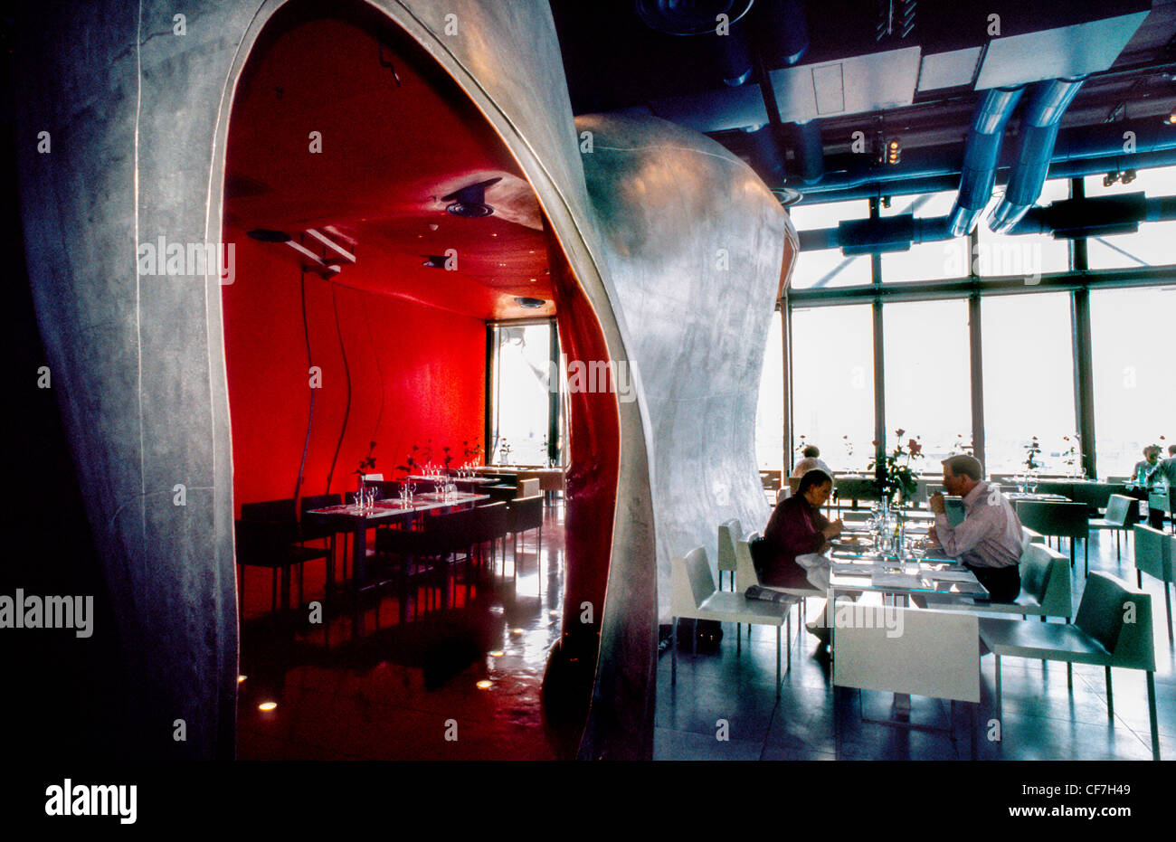 Paris, France - Restaurant français à la mode, « Georges », au sommet du musée George Pompidou, restaurants à l'intérieur de Paris, design futuriste. PARIS INSOLITE, DÉCORATION INTÉRIEURE MODERNISTE Banque D'Images