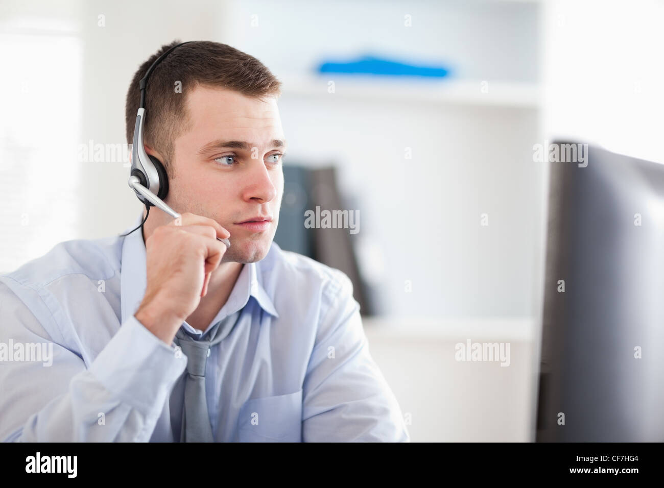 Agent de centre d'appel parlant avec client Banque D'Images