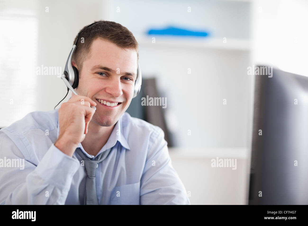 Smiling agent du centre d'appel parlant avec client Banque D'Images