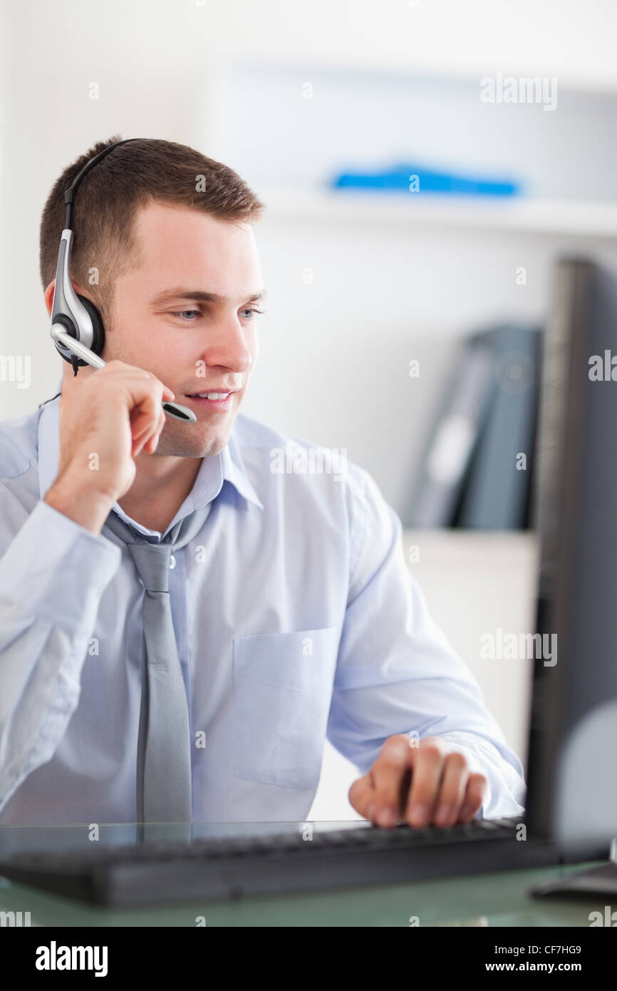 Close up of call centre agent en conversation avec client Banque D'Images
