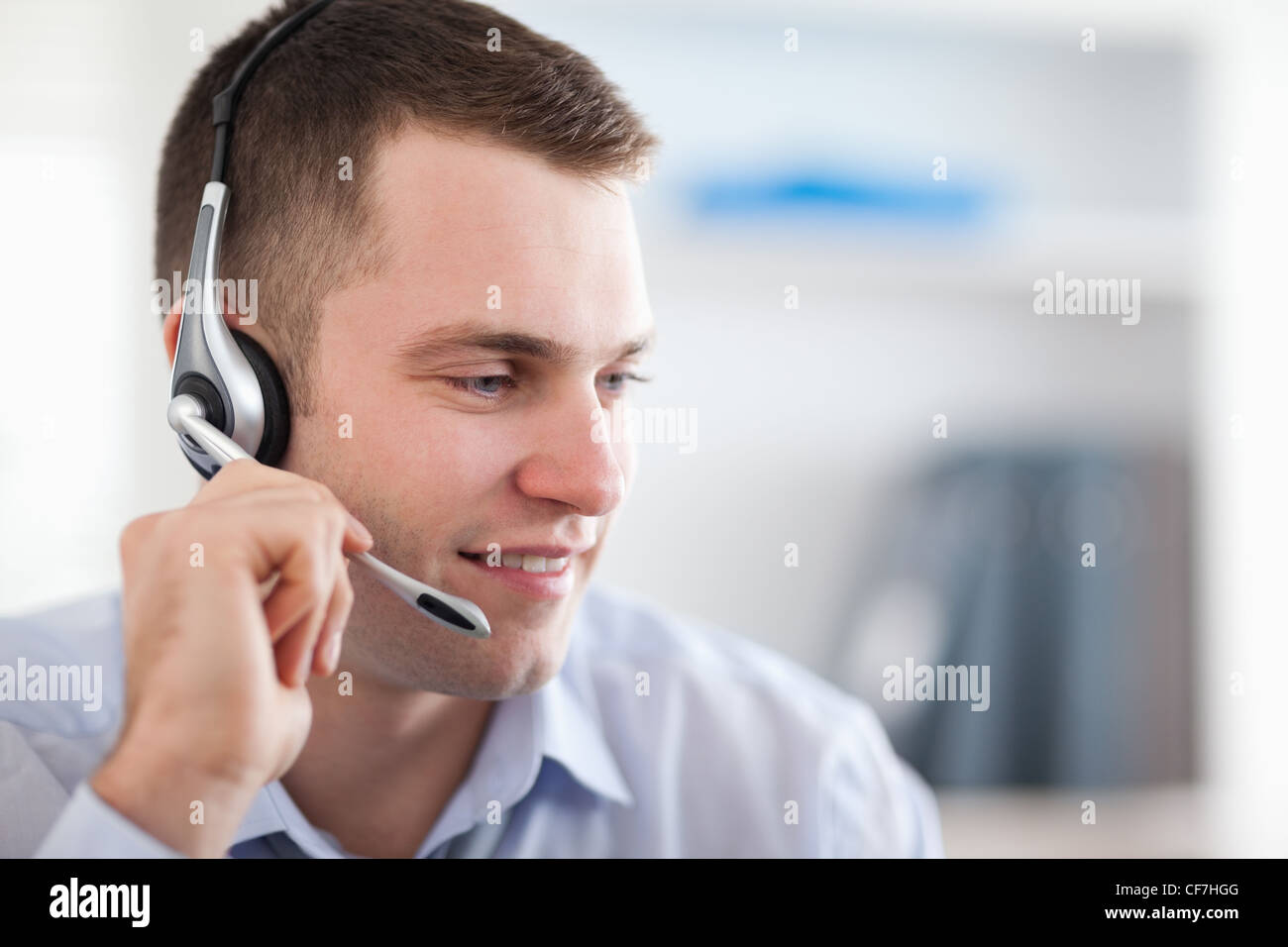 Close up d'agent de centre d'appel parlant avec client Banque D'Images
