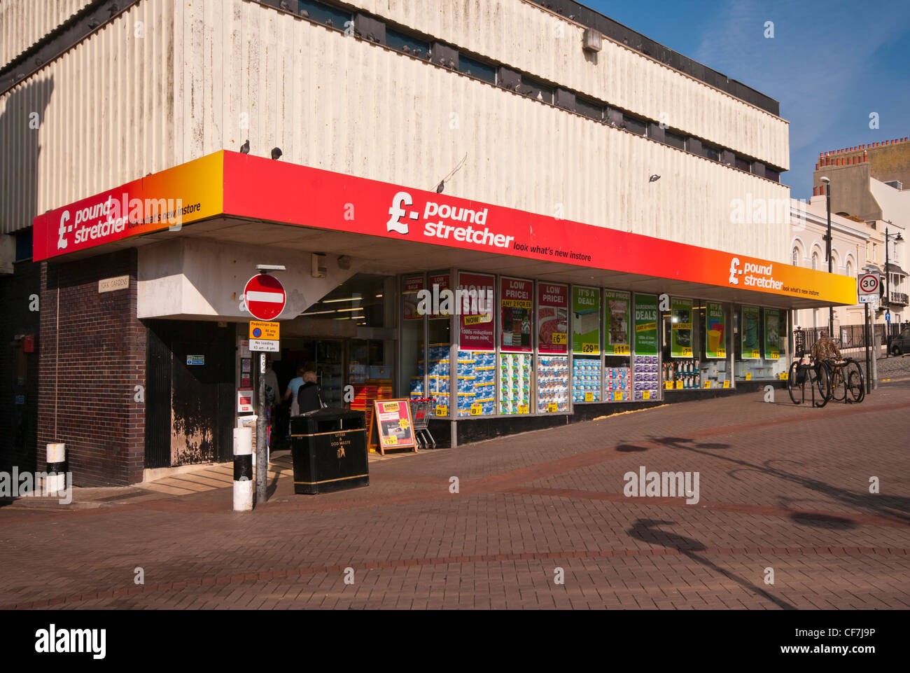 Pound civière Shop Bargain Shopping bon marché prix réduit Banque D'Images