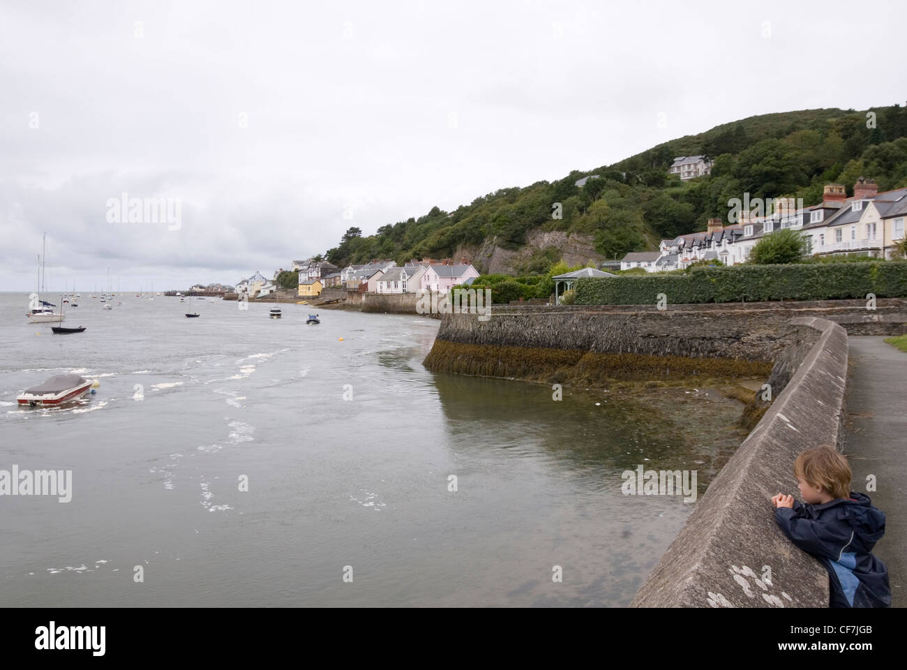 Regardant par-dessus le mur du port, Aberdovey / Aberdyfi, Parc National de Snowdonia, le Nord du Pays de Galles, Royaume-Uni Banque D'Images