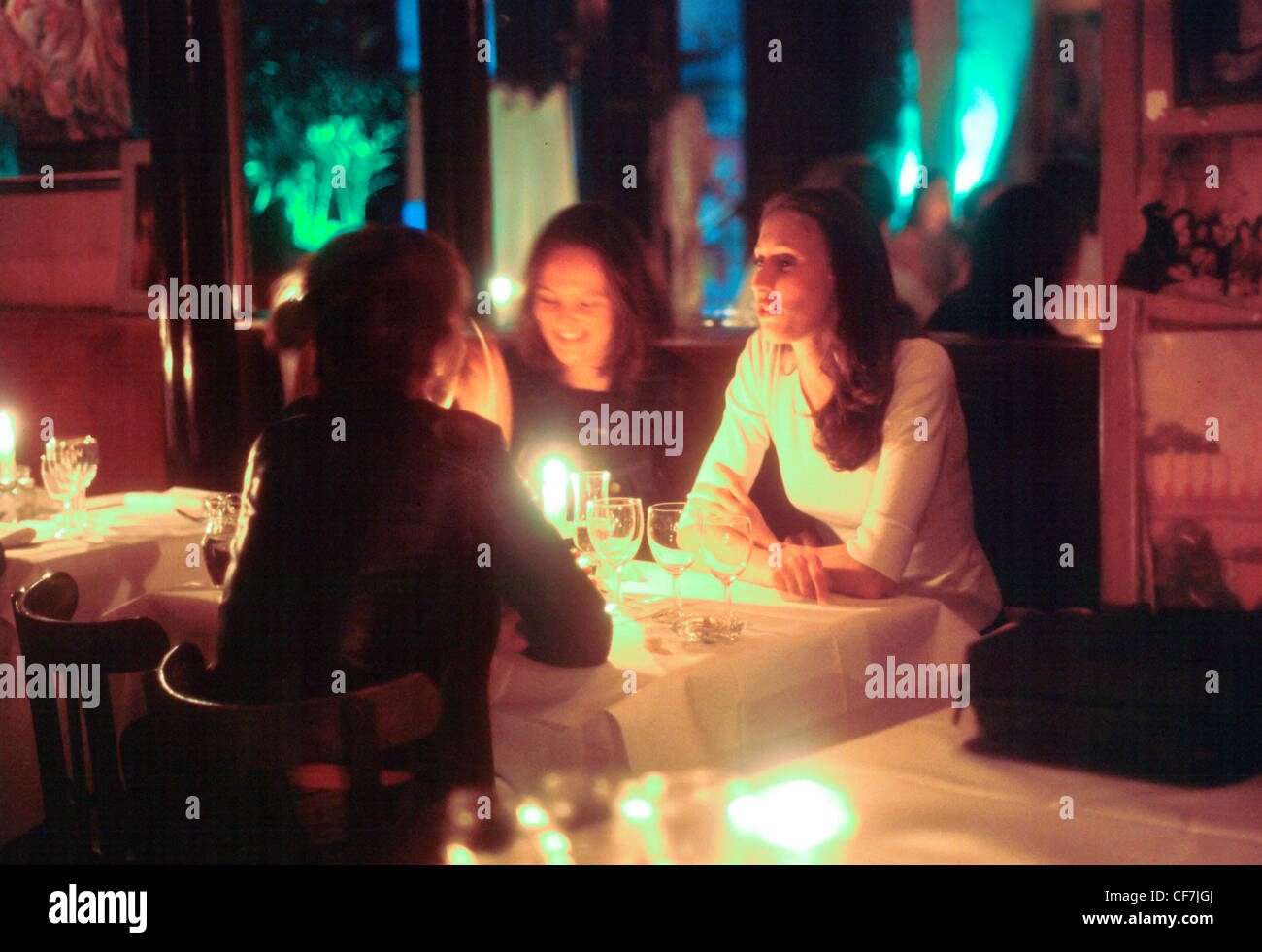 Paris, France, femmes amies, dîner, partager des repas à la table dans le restaurant Bistro français, bistrot français « Natacha » Banque D'Images