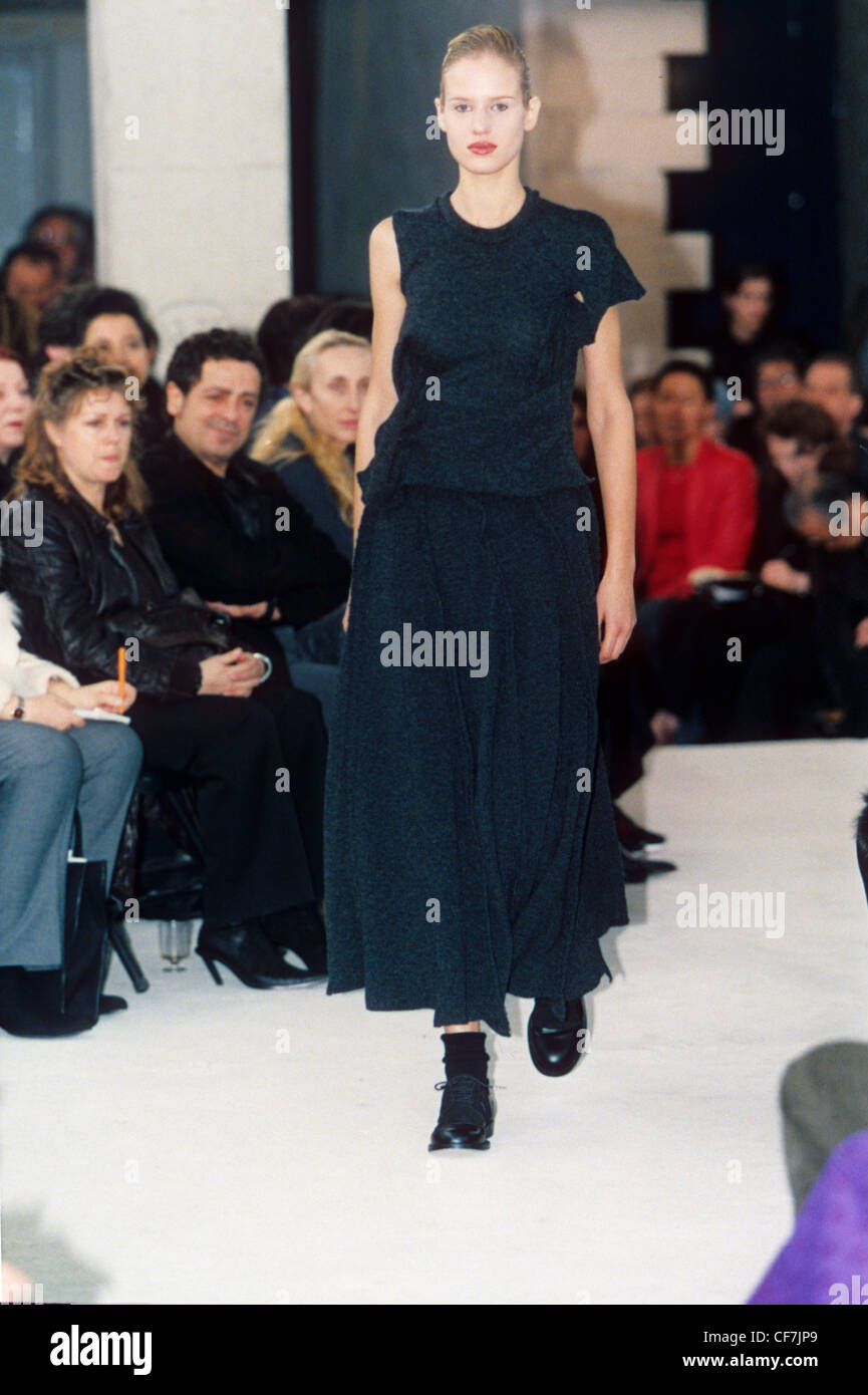 Commes de Garcons Automne Hiver Model wearing black manchon unique Chemisier et jupe longue Banque D'Images