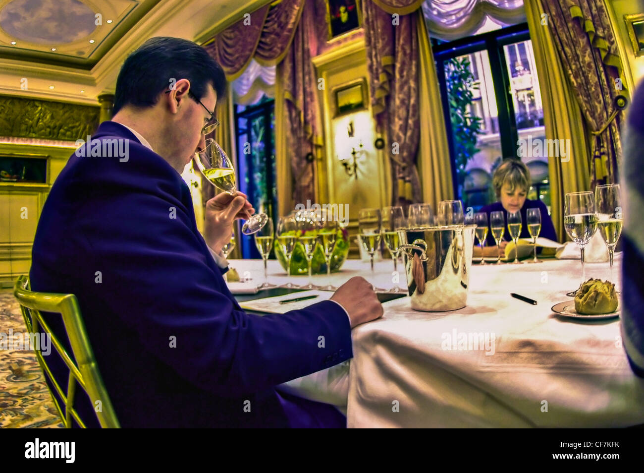PARIS, France - dégustation de vins de Champagne, Thierry Hamon, Sommalier, Restaurant le V, four Seasons/George V. Banque D'Images