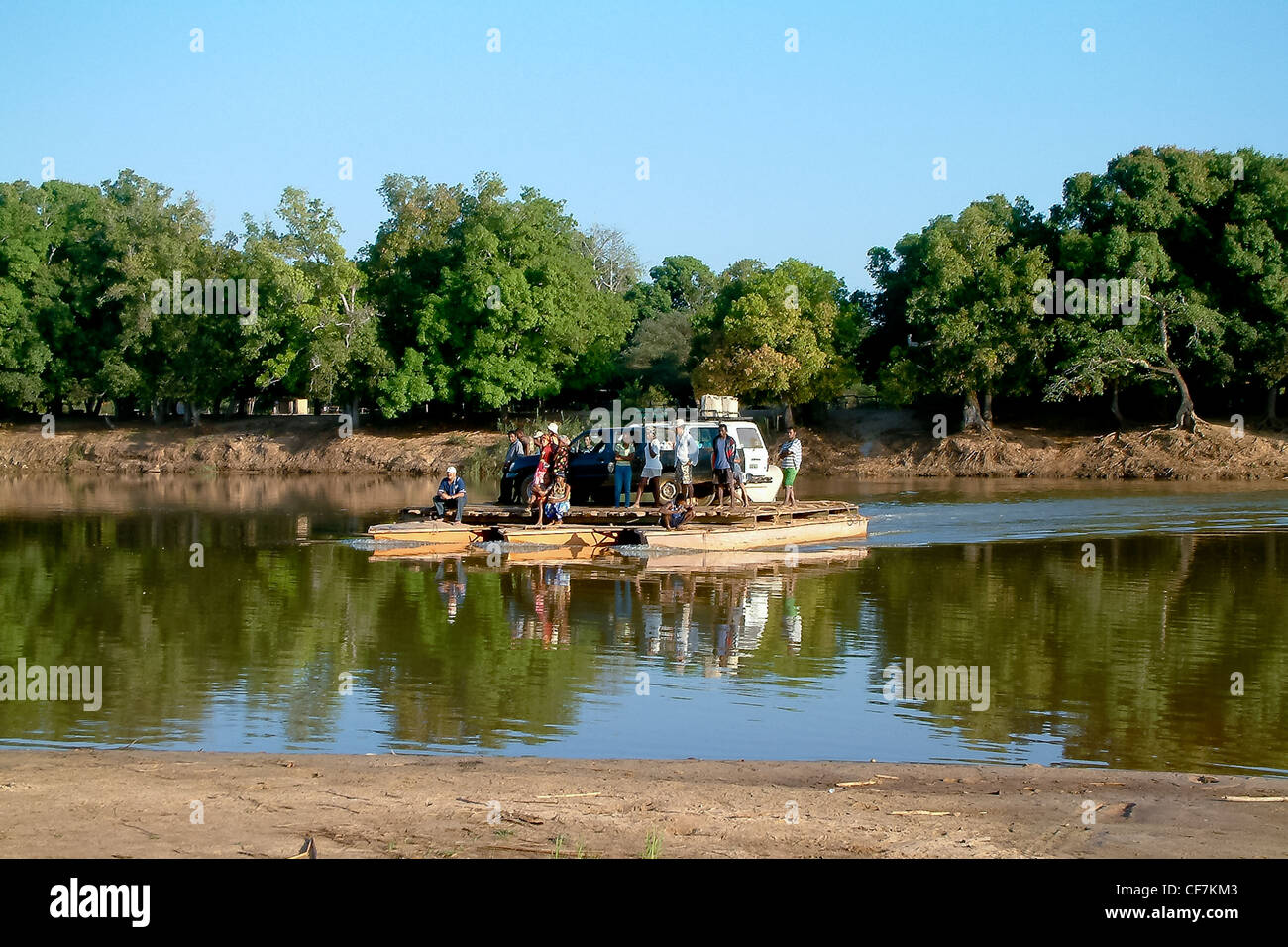 Ferry d'artisanat pour le passage de véhicules sur la rivière Manambolo, Madagascar Banque D'Images