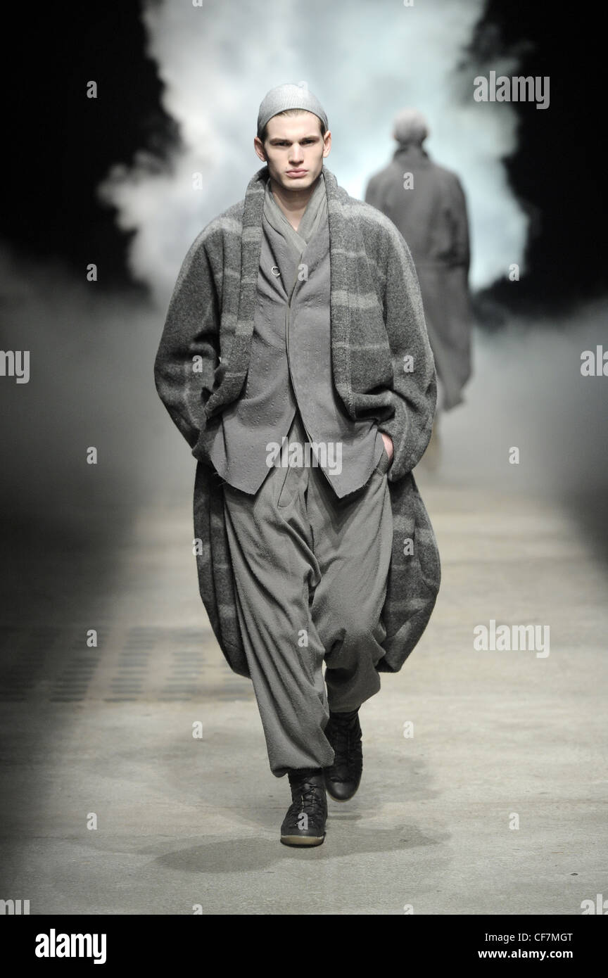 Damir Doma Paris Prêt à Porter Collection Automne Hiver Manteau en laine  gris surdimensionnés, foulard gris, gris, gris pantalon baggy chef Photo  Stock - Alamy