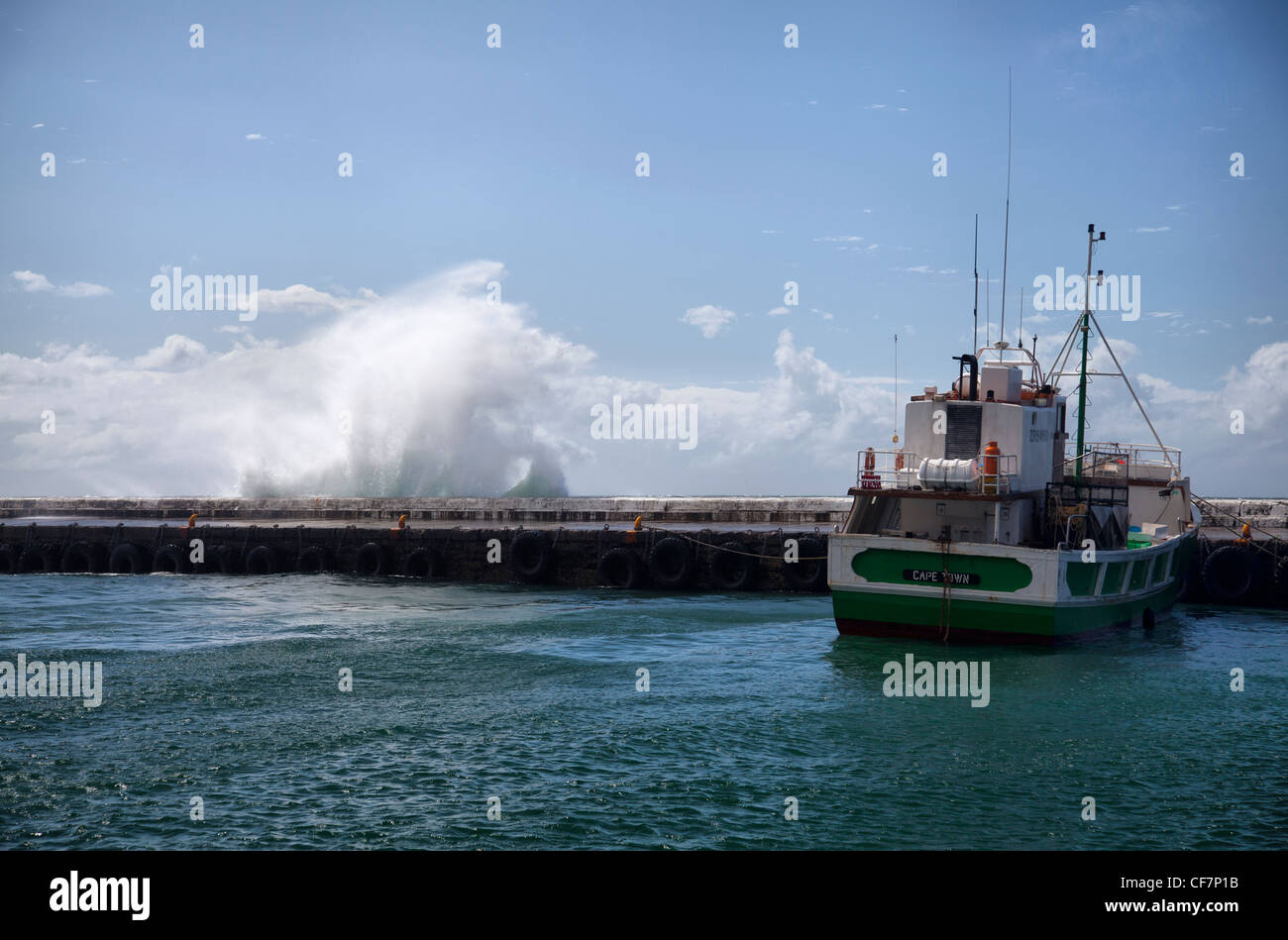 Les vagues déferlent contre pier mur à Kalk Bay sur Jour de vent - Cape Town Banque D'Images