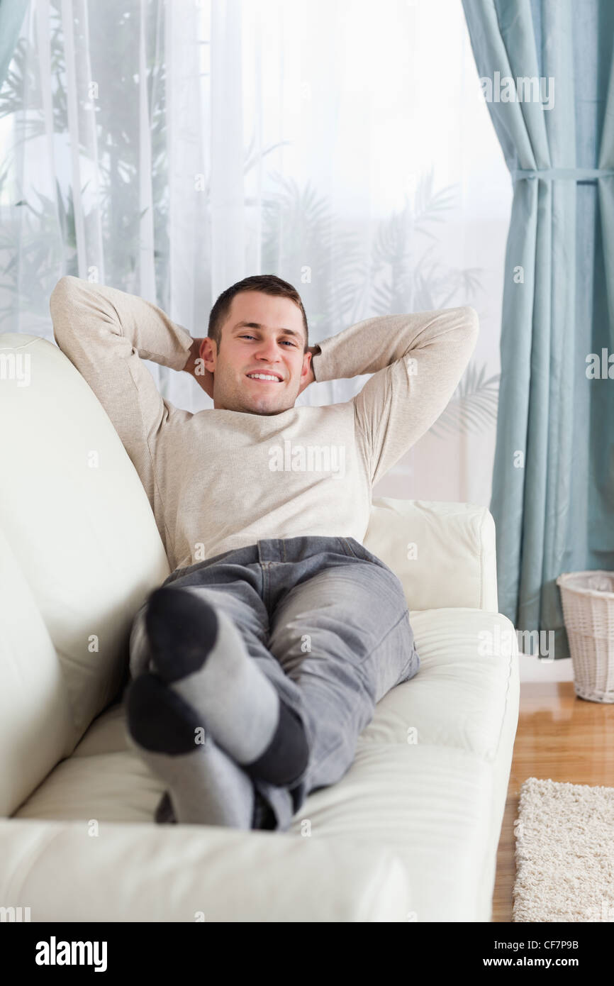 Portrait d'un homme allongé sur un canapé Photo Stock - Alamy