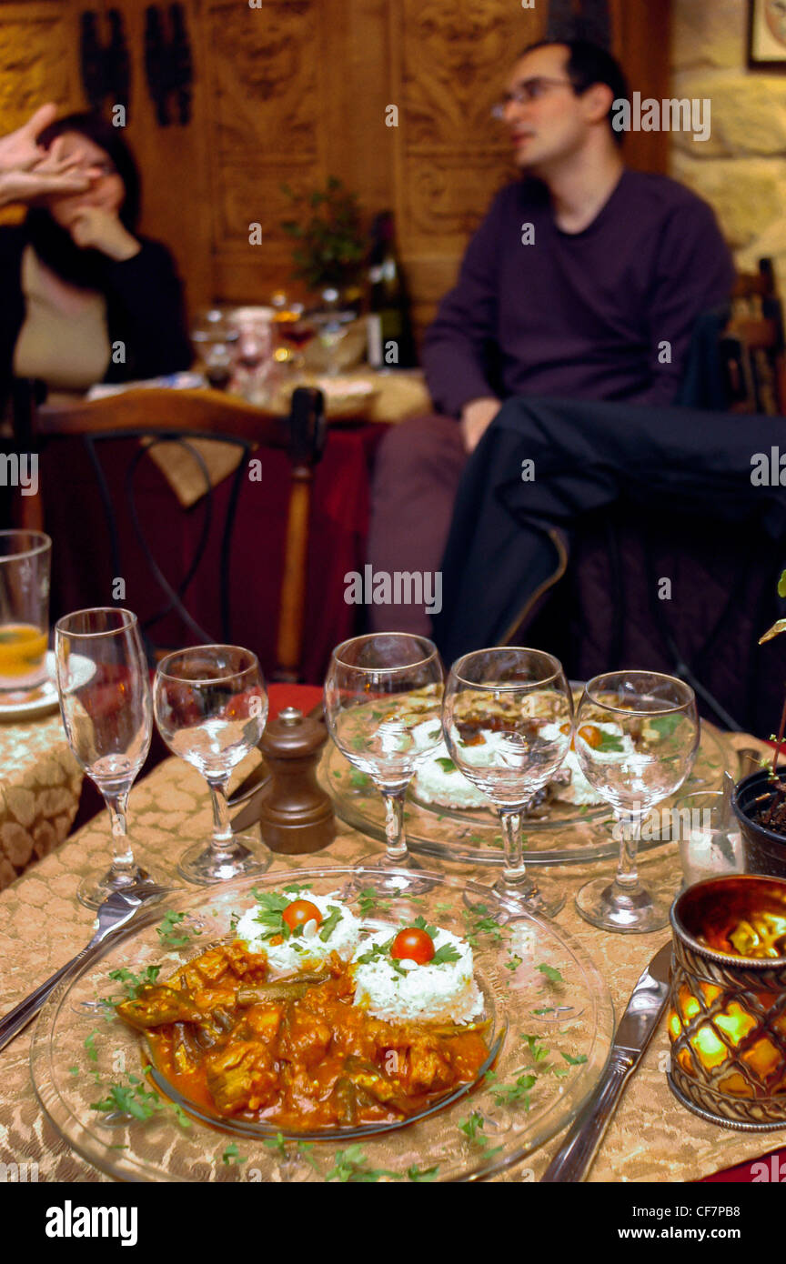 PARIS, France - Restaurant Bistro Français dans la région de Ménilmontant, 'troubadour Coffee House', poulet avec Doigts de dame de légumes en sauce, Food Plate Banque D'Images