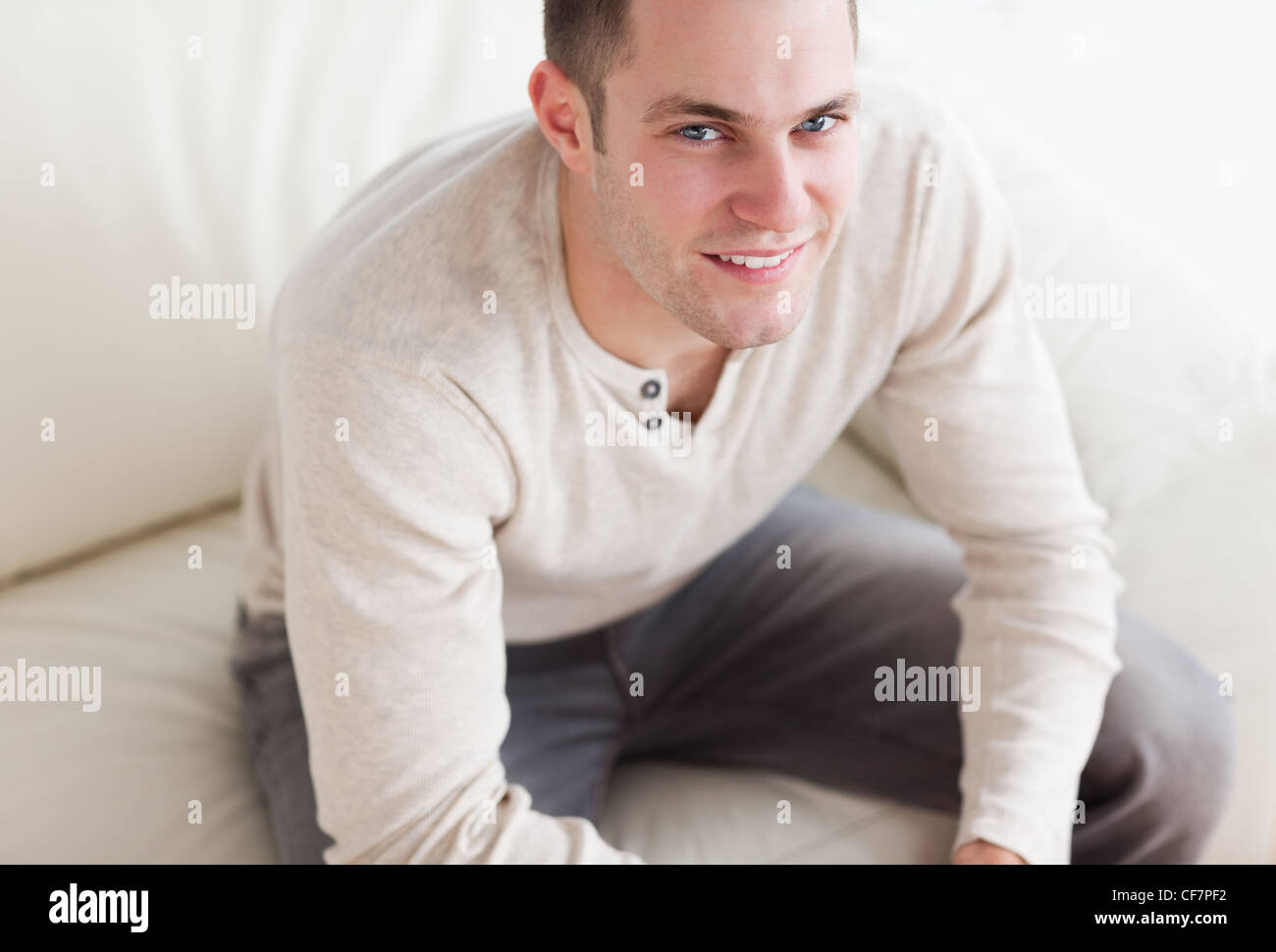 Handsome man sitting on a couch Banque D'Images