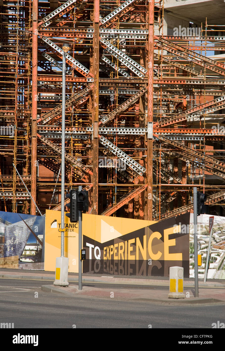Au cours de construction métallique Construction de bâtiments dans le quartier 'Titanic', Queens Road, Belfast. Banque D'Images