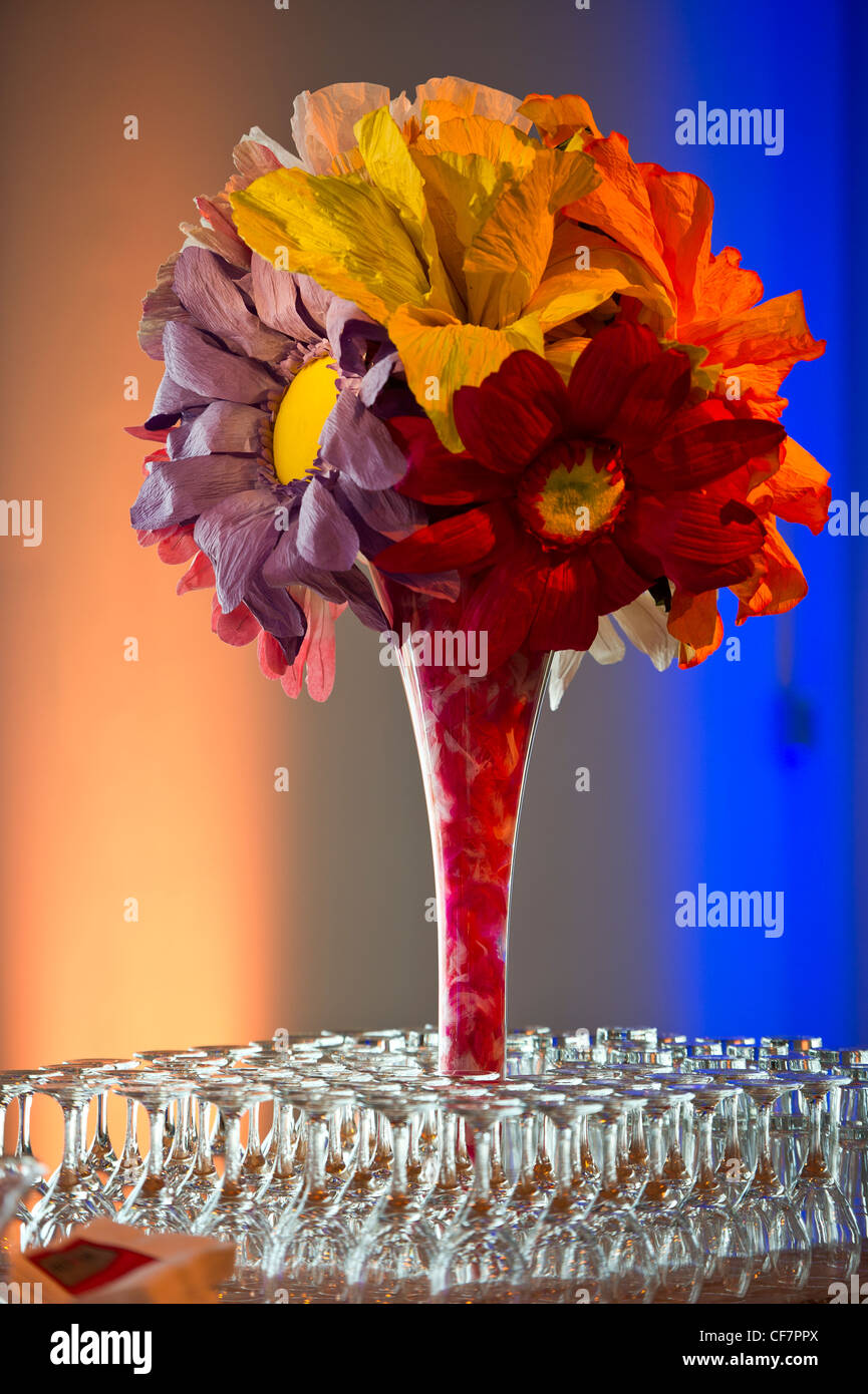 Affichage floral papier entouré de verre verres pour événement à AVAM Banque D'Images