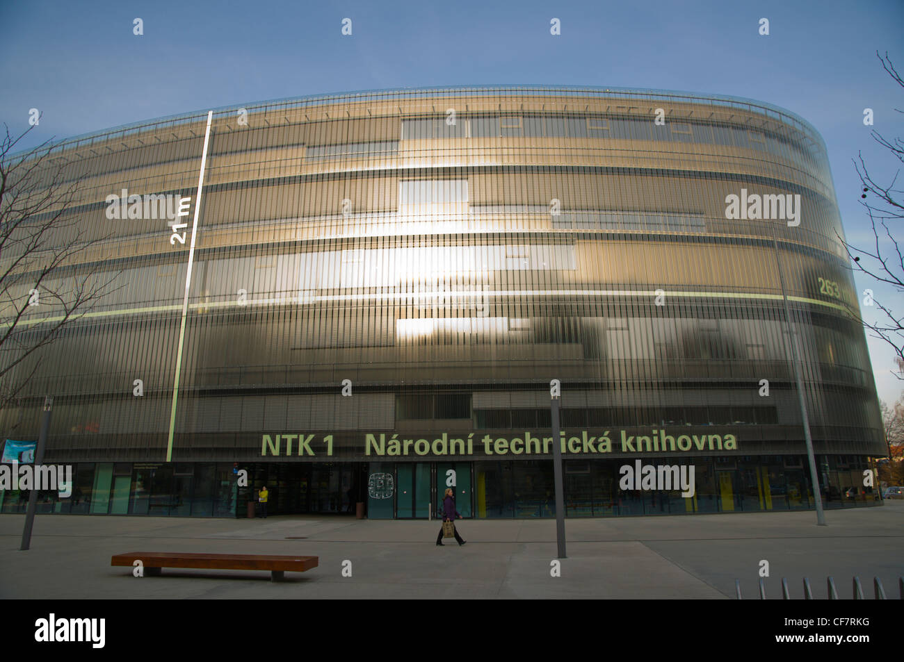 Technicka rue piétonne en face de bibliothèque theTechnical knihova Narodni Technicka (2009) par Projektil Architekti Prague Banque D'Images