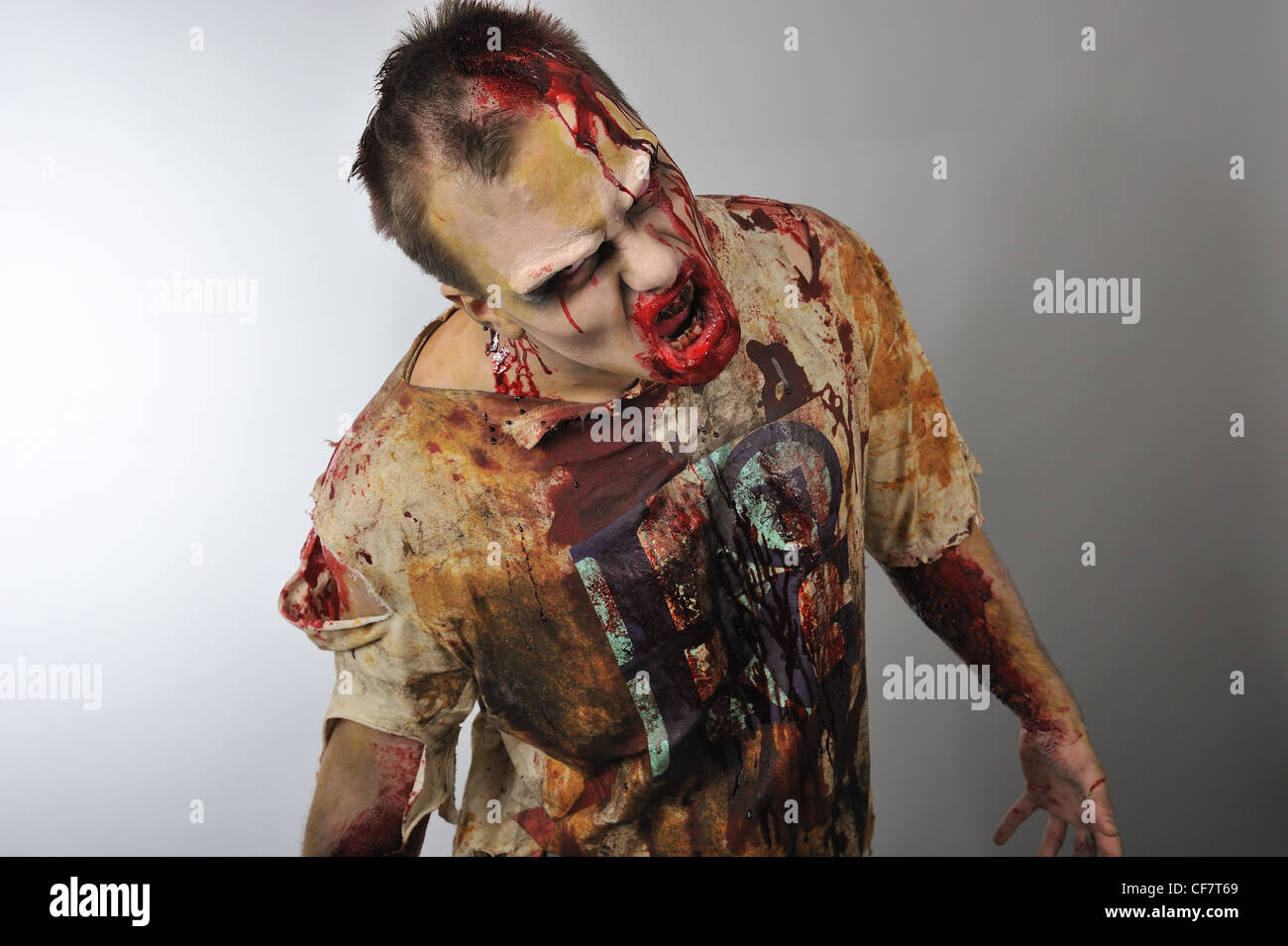 Un zombie en rugissant vous Banque D'Images