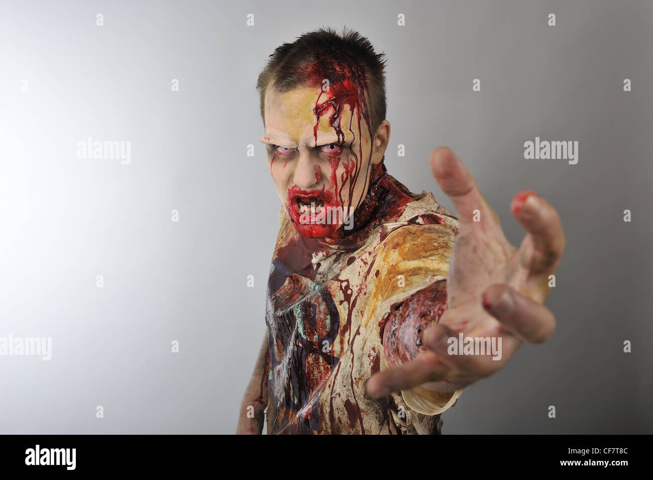 Un zombie vous saisir Banque D'Images