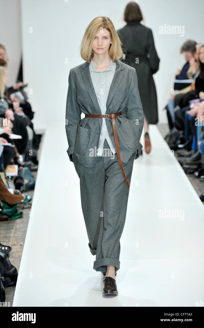 Chemise grise, gris baggy pantalon avec ceinture marron et noir brogues Banque D'Images