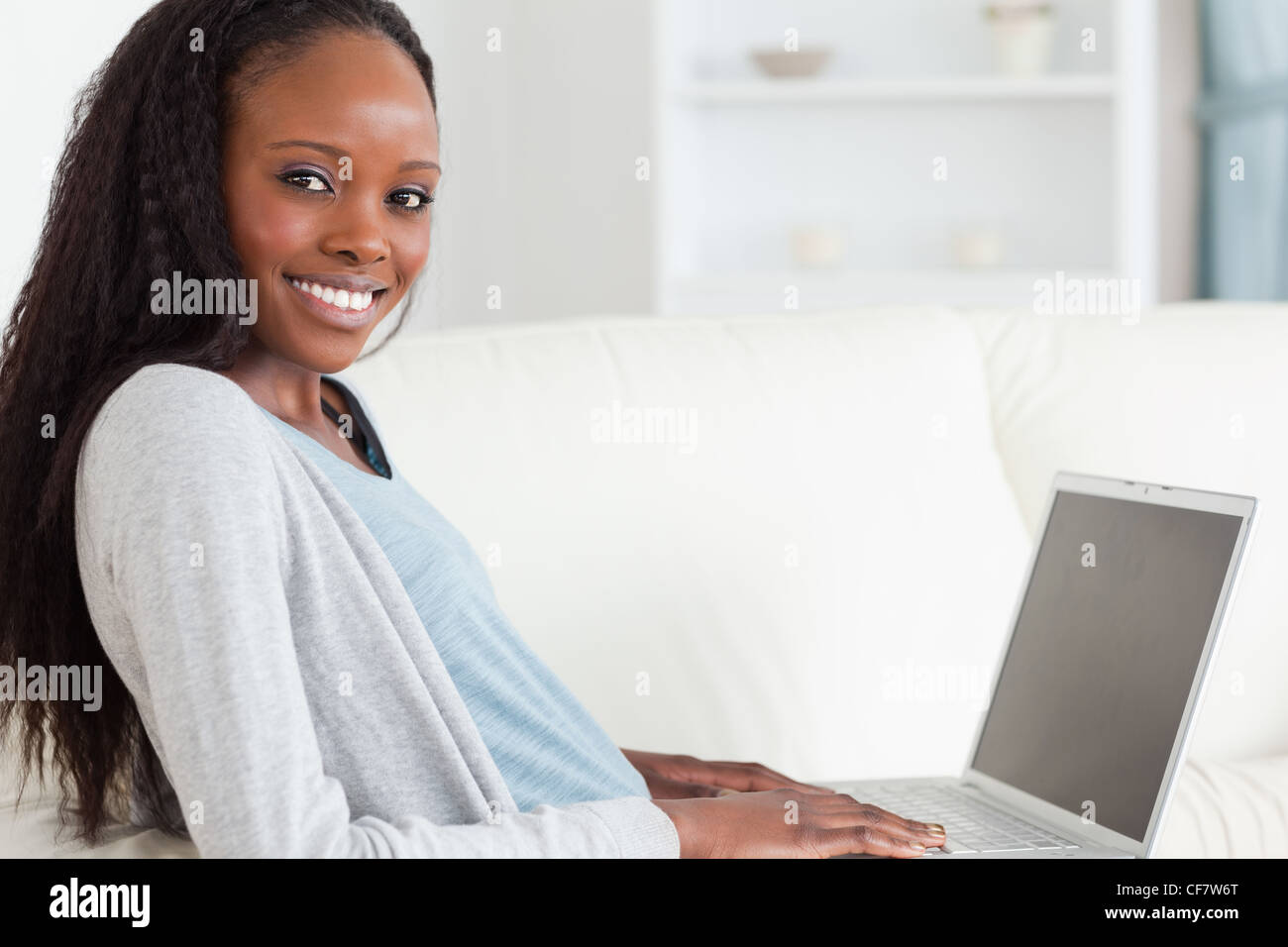 Close up of smiling woman surfer sur l'internet Banque D'Images