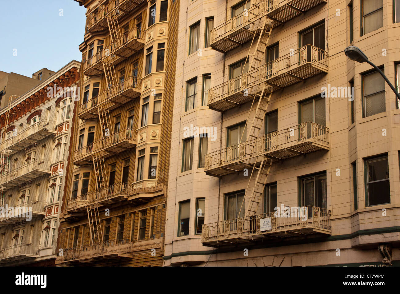 Vacances à San Francisco avec le feu s'échappe sur l'avant des bâtiments Banque D'Images