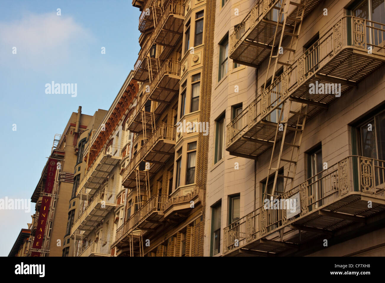 Vacances à San Francisco avec le feu s'échappe sur l'avant des bâtiments Banque D'Images