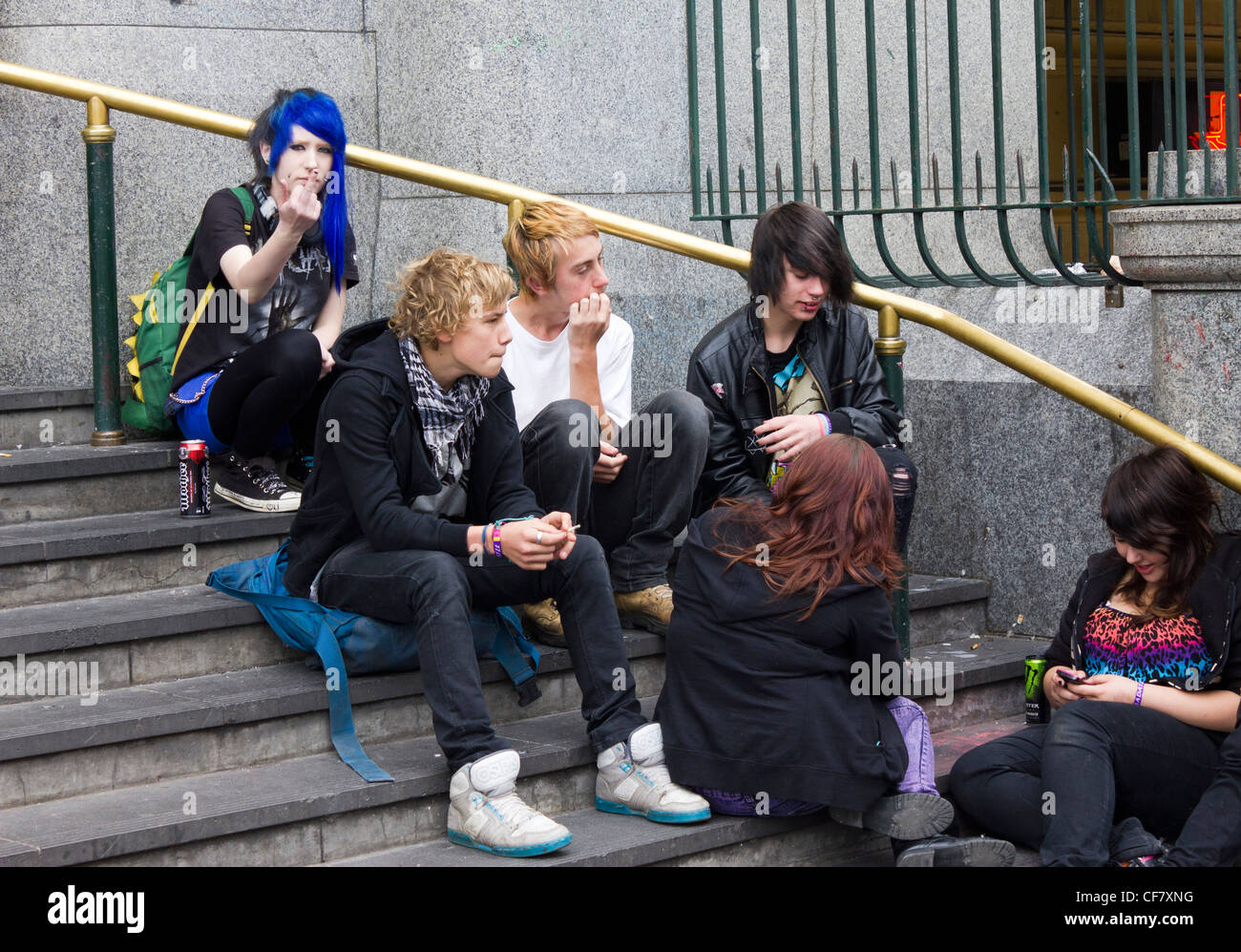 Les jeunes mécontents à l'extérieur de la gare de Flinders Street, Melbourne, Australie Banque D'Images