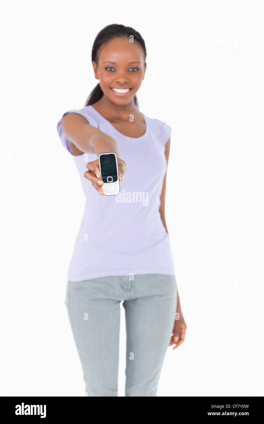 Close up of phone présenté par woman on white background Banque D'Images