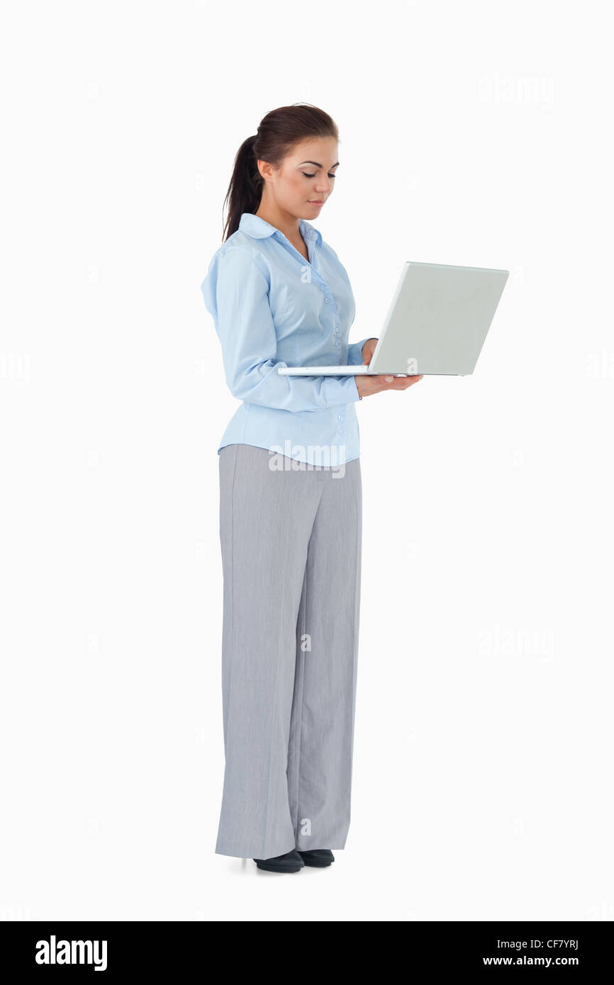 Professional woman working on laptop sur un fond blanc. Banque D'Images