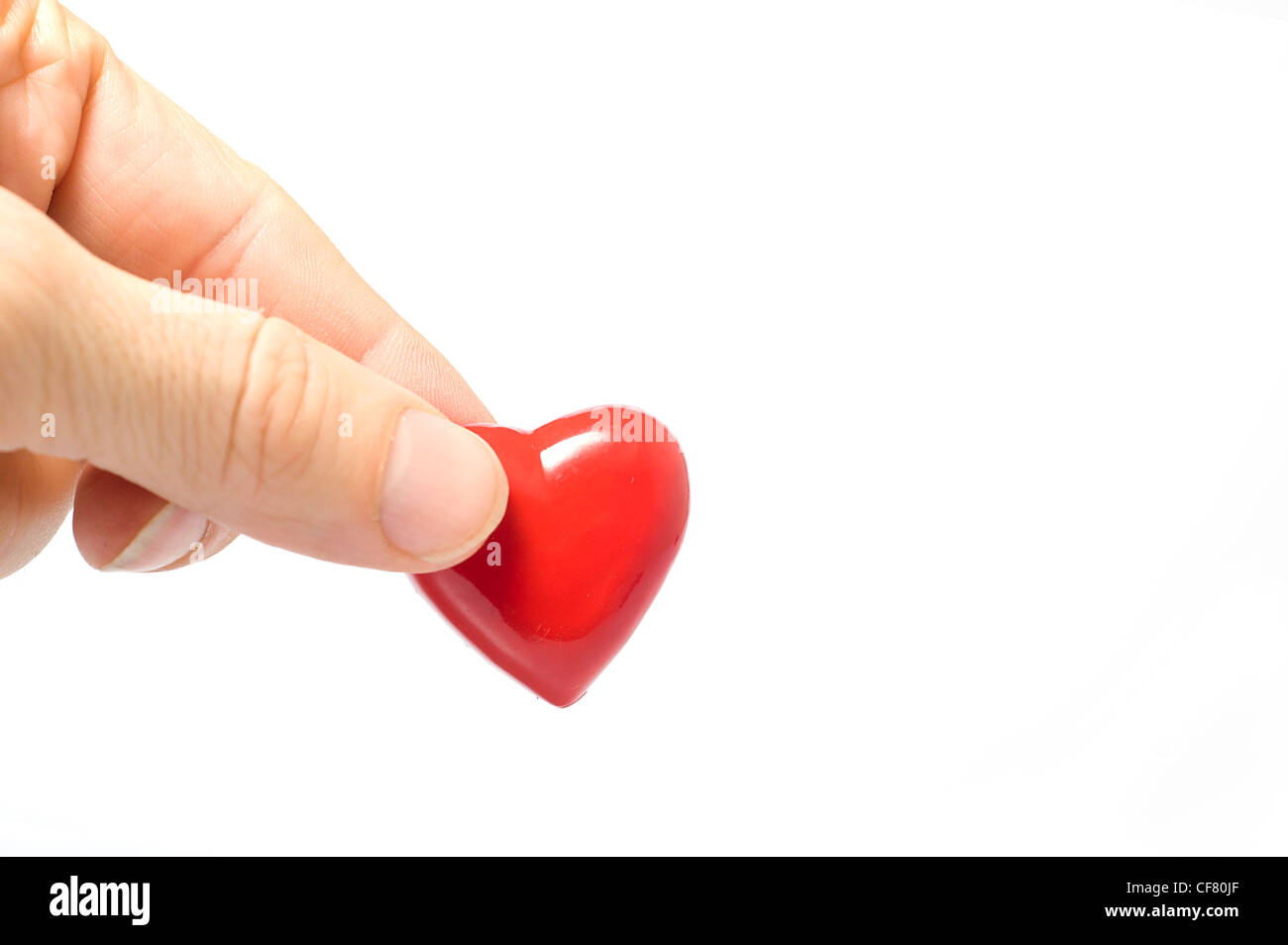 Donnant une pierre en forme de coeur rouge, l'amour et valentine concept Banque D'Images