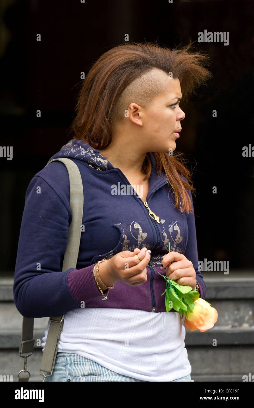 Femme avec tête rasée partiellement, à l'extérieur de la gare de Flinders Street, Melbourne, Australie Banque D'Images