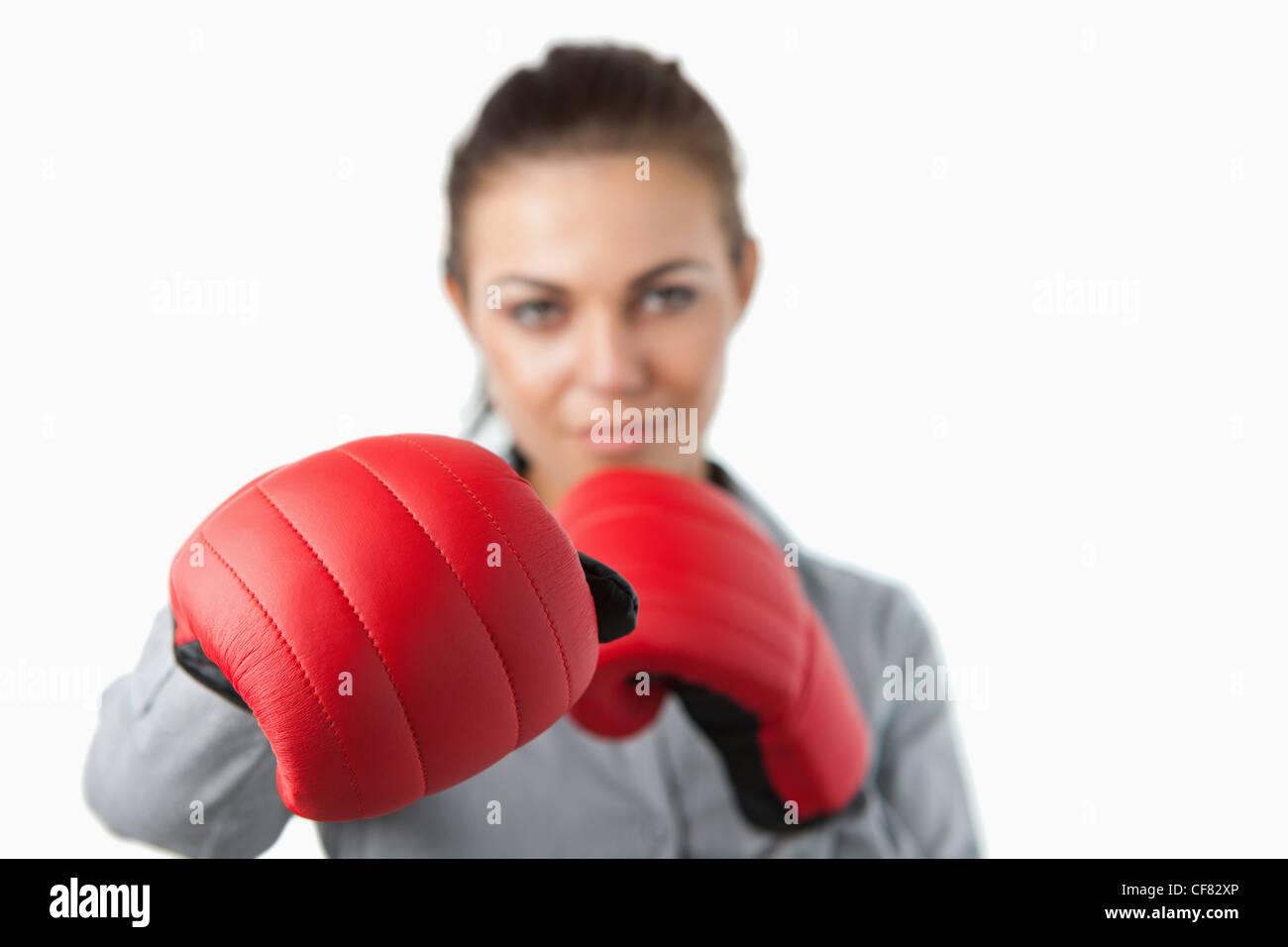 Gants de boxe utilisé pour slam par young businesswoman Banque D'Images