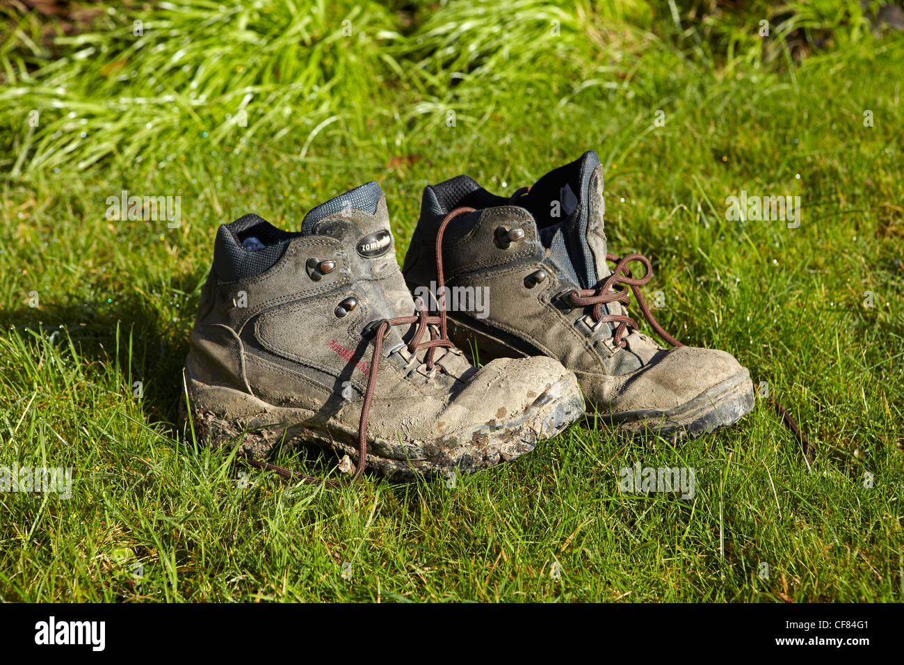 Bottes de randonnée boueux Banque D'Images