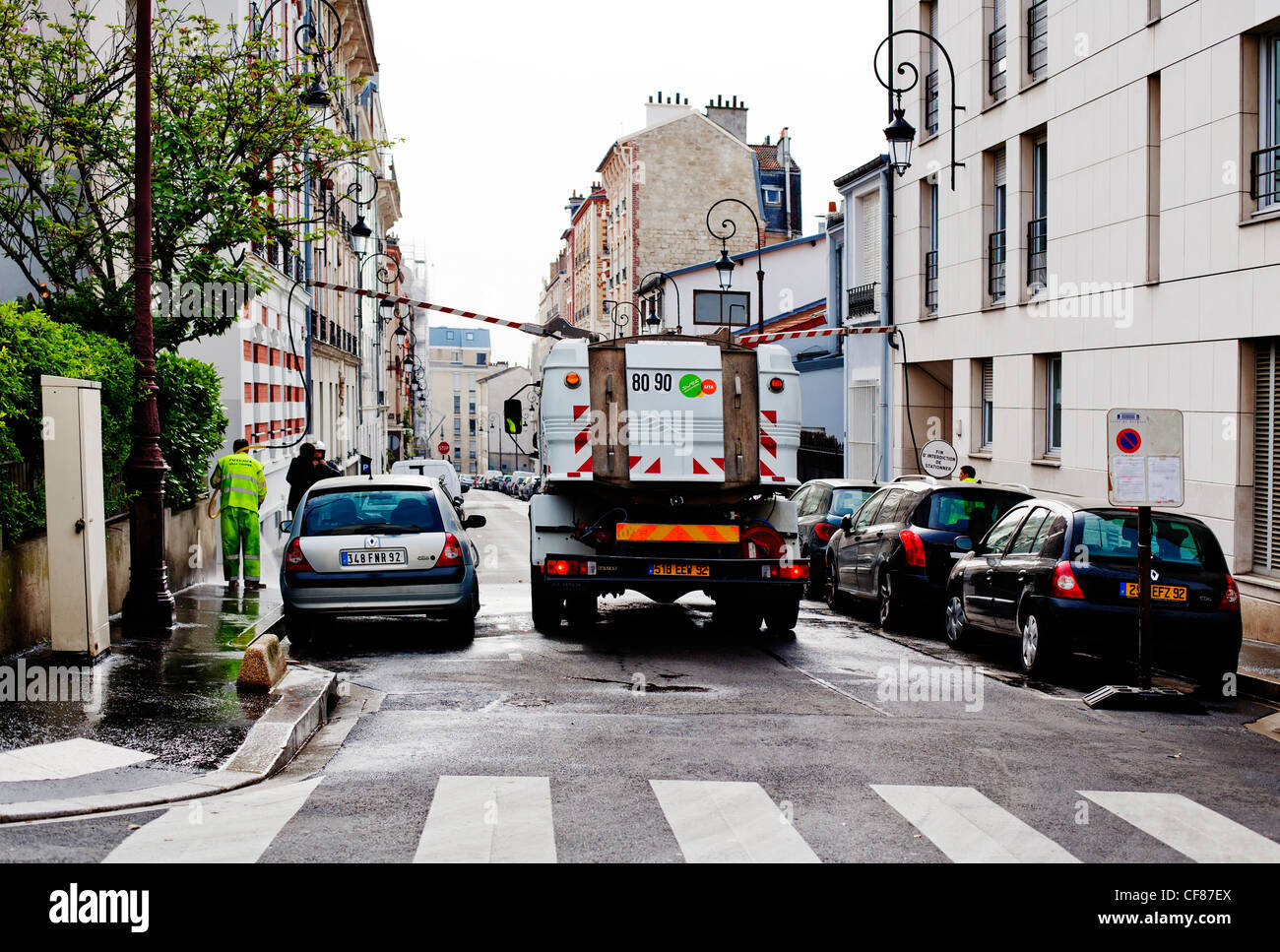 Route et poubelle nettoyage ethnique, Puteaux, près de la Défense, Paris, France, Europe Banque D'Images