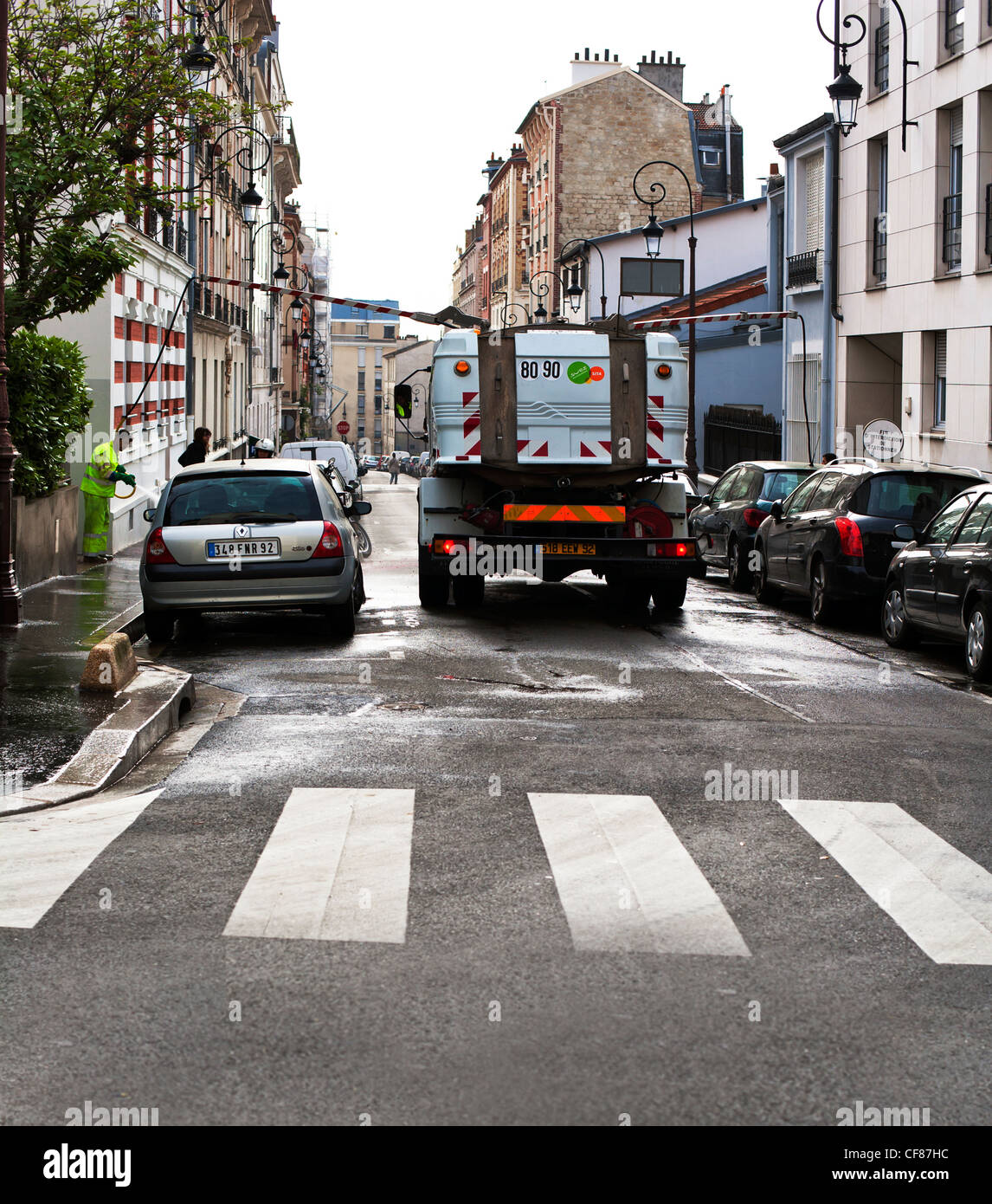 Route et poubelle nettoyage ethnique, Puteaux, près de la Défense, Paris, France, Europe Banque D'Images